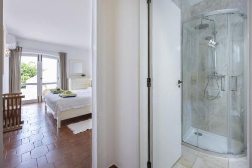 CoolHousesAlgarve Luz, 3 bed linked house, pool, superb panoramic sea view, Casa das Buganvílias