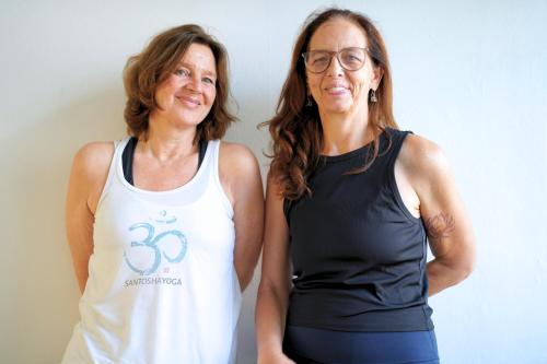 two women are standing next to each other at Apartment in der Yogaschule in Cologne