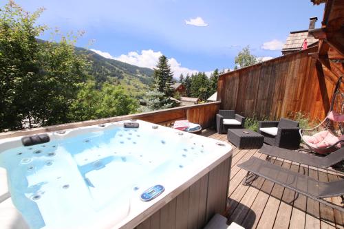Chalet with Ski Slope Views, Jacuzzi & Cinema Room