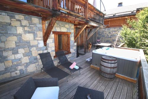 Balkoni atau teres di Chalet with Ski Slope Views, Jacuzzi & Cinema Room