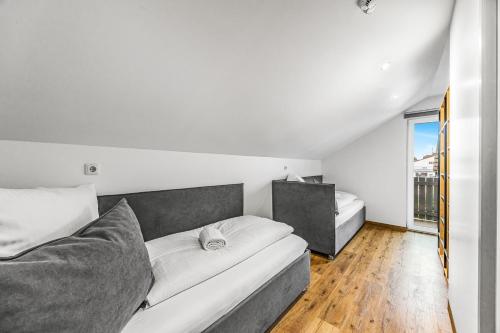 a living room with a couch and a bed at Creativ Wohnen Apartmenthaus Forstinning in Forstinning