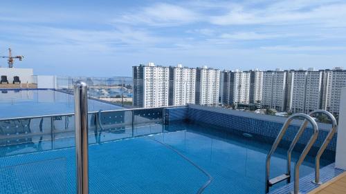 Πισίνα στο ή κοντά στο Luxury 3BR Apartment with Infinity Pool, Balcony n Gym