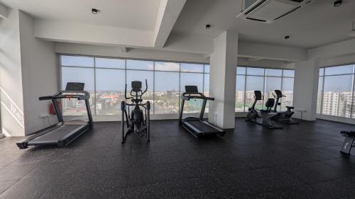 Γυμναστήριο ή/και όργανα γυμναστικής στο Luxury 3BR Apartment with Infinity Pool, Balcony n Gym