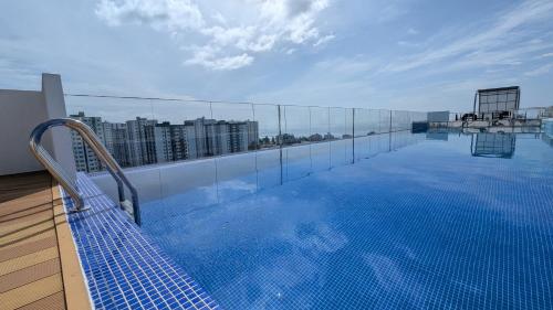 Luxury 3BR Apartment with Infinity Pool, Balcony n Gym