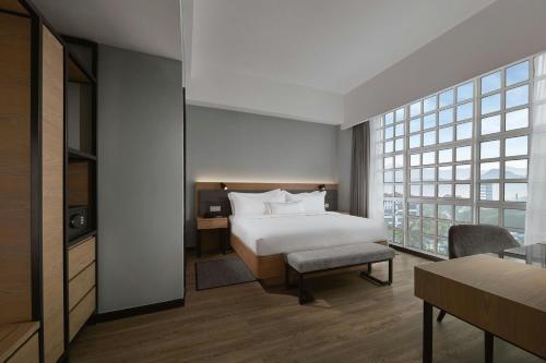 Postel nebo postele na pokoji v ubytování AC Hotel by Marriott Ipoh