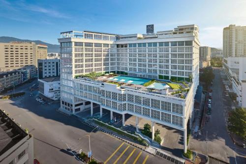 an overhead view of a large building with a swimming pool at AC Hotel by Marriott Ipoh in Ipoh