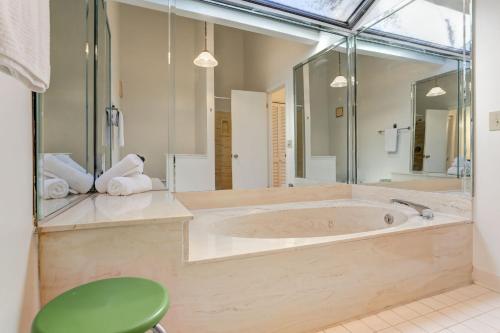 Ένα μπάνιο στο Misty Ridge - Cozy condo in Big Canoe