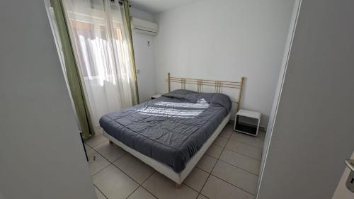 une chambre avec un lit et un miroir dans l'établissement Sympathique T2 Sierra Nevada 243, à Canet