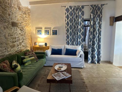 un salon avec un canapé et une table dans l'établissement Ancien Prieuré rénové - 