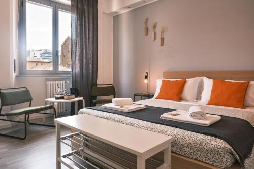 1 dormitorio con 1 cama con mesa y sillas en MILANO 71 HOME, en Milán