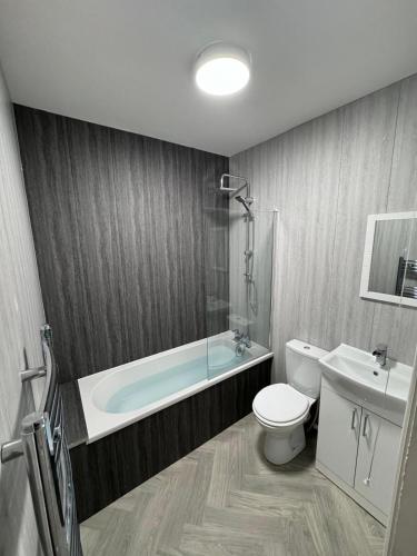 O baie la 18F Station Flat -2 Bedroom Workstays UK
