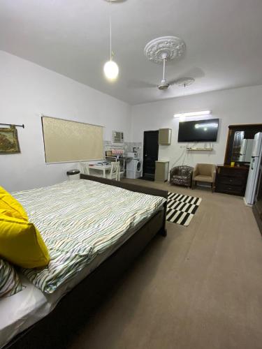 a bedroom with a large bed in a room at استديو بمدخل خاص 7 دقائق للحرم in Sulţānah