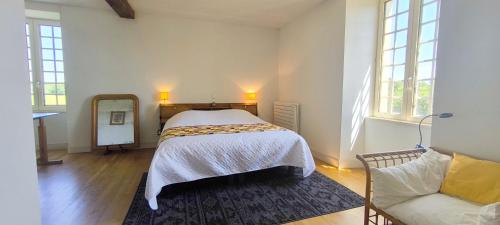 Katil atau katil-katil dalam bilik di Gite 7 personnes à Montbron, Charente