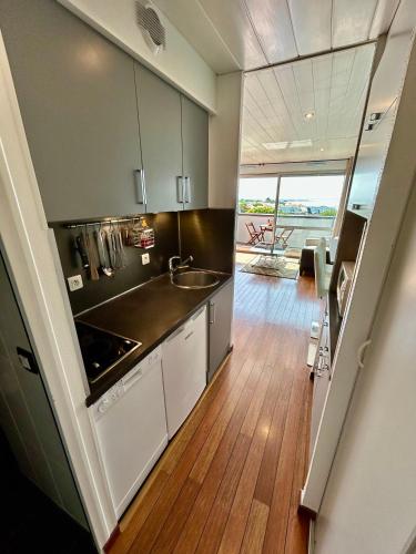 une cuisine avec un évier et un plan de travail dans l'établissement Studio avec terrasse - Vue océan, à La Rochelle