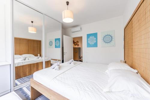 Ένα ή περισσότερα κρεβάτια σε δωμάτιο στο Talea Joyful Stay