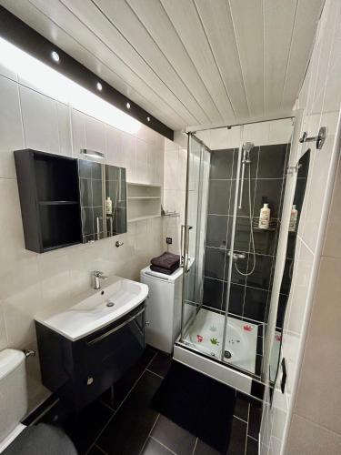 une salle de bain avec une douche, un lavabo et des toilettes dans l'établissement Studio avec terrasse - Vue océan, à La Rochelle