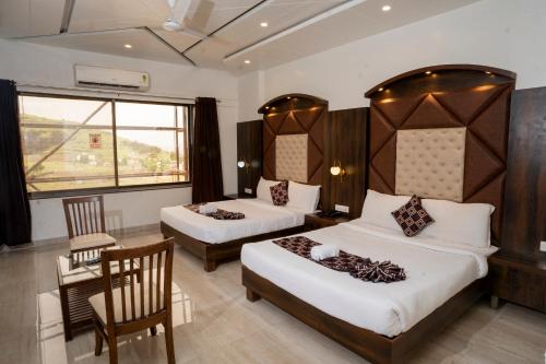 Hotel Grand Sarowar and Shakuntal Lawnsにあるベッド