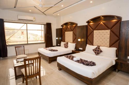 Hotel Grand Sarowar and Shakuntal Lawnsにあるベッド