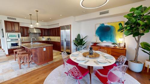 a kitchen and living room with a table and chairs at ❤PiH❤ Aloha Joes Ohana Close to Beaches and Restaurants in Waikoloa