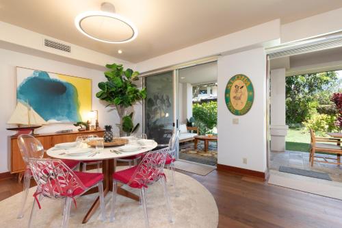 a dining room with a table and chairs at ❤PiH❤ Aloha Joes Ohana Close to Beaches and Restaurants in Waikoloa