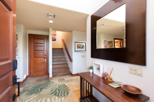 a hallway with a wooden table and a mirror at ❤PiH❤ Aloha Joes Ohana Close to Beaches and Restaurants in Waikoloa