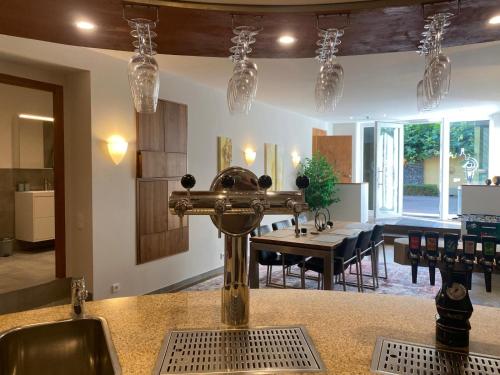 a kitchen and dining room with a table with a machine at Flammerie - Hoferstraße 30c in Gangelt