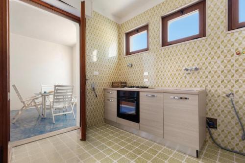 eine Küche mit Tisch und ein Esszimmer in der Unterkunft Balconcino Vista Mare by BarbarHouse in San Foca