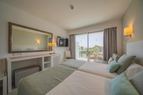 Кровать или кровати в номере Playa Esperanza Resort Affiliated by Meliá
