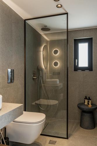 Ένα μπάνιο στο Thelèsi Apartments, 100m from the beach