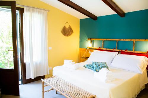 Ένα ή περισσότερα κρεβάτια σε δωμάτιο στο Trulli del Capo by MONHOLIDAY