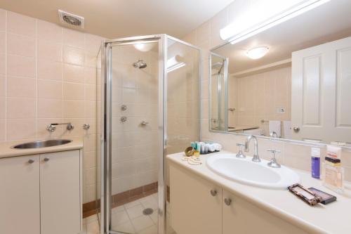 Bilik mandi di Canberra Parklands Central Apartment Hotel Official