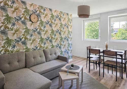 un salon avec un canapé et une table dans l'établissement CarlAppartement Elegance et Confort avec Wi-Fi & Parking II, à Carling