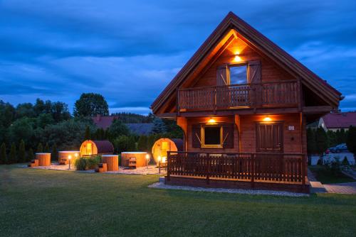 a log cabin with lights on the front yard at Górskie Wytchnienie in Jelenia Góra