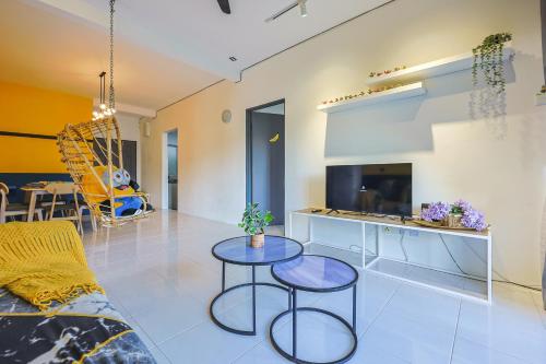 Μια τηλεόραση ή/και κέντρο ψυχαγωγίας στο Family Adventure Homestay in Cameron Highlands Clover Home 6-30