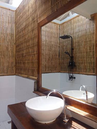 a bathroom with a sink and a mirror at Kushak bungalow Gili Trawangan in Gili Trawangan
