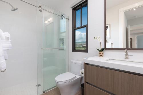 a bathroom with a toilet and a sink and a shower at HOKU LANI HOUSE Heated Private Pool Spa Intro Pricing 25% off in Waimea