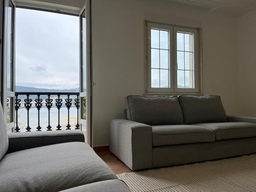 un soggiorno con un divano e una finestra di Casa Flor de Lis a Cee