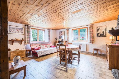 un salon avec une table et un canapé dans l'établissement Gîte montagnard Savoyard, à Bramans