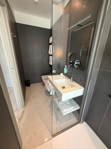 Bilik mandi di Hotel Villa Levi