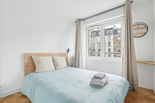 une chambre avec un lit et une fenêtre dans l'établissement Appartement elegant- Parc Saint Cloud, à Sèvres