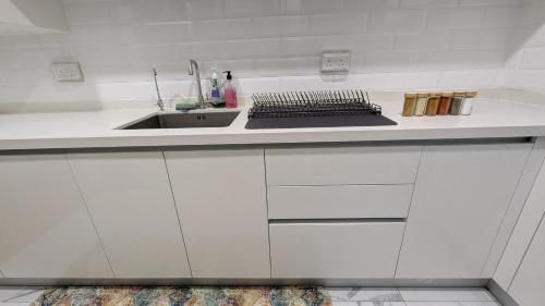 Η κουζίνα ή μικρή κουζίνα στο Luxury 3BR Apartment with Infinity Pool, Balcony n Gym