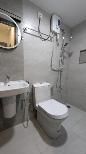 Ένα μπάνιο στο Luxury 3BR Apartment with Infinity Pool, Balcony n Gym