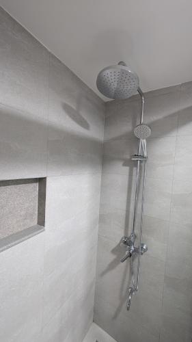Ένα μπάνιο στο Luxury 3BR Apartment with Infinity Pool, Balcony n Gym