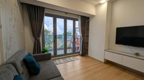 Μια τηλεόραση ή/και κέντρο ψυχαγωγίας στο Luxury 3BR Apartment with Infinity Pool, Balcony n Gym