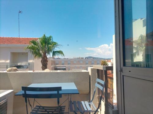 une table et des chaises sur un balcon avec vue dans l'établissement Résidence Graziella Studio 504, à Juan-les-Pins