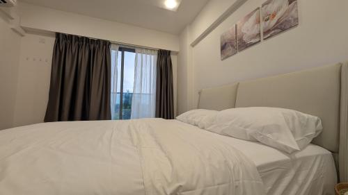 Ένα ή περισσότερα κρεβάτια σε δωμάτιο στο Luxury 3BR Apartment with Infinity Pool, Balcony n Gym