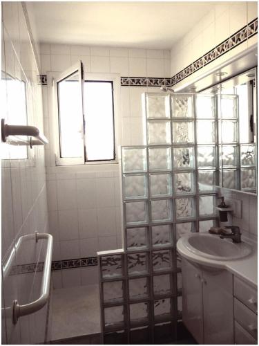 La salle de bains est pourvue d'un lavabo et d'une douche. dans l'établissement Beach front apartment in Hossegor, à Hossegor