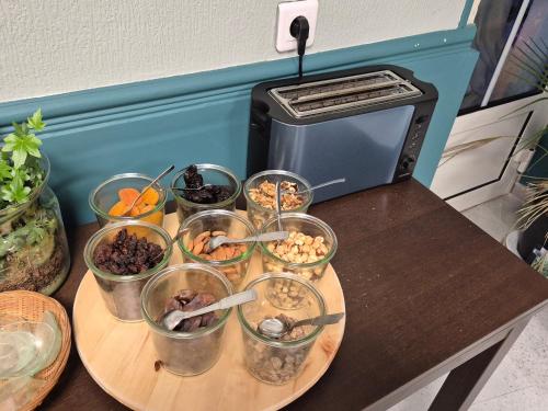 une table avec un tas de nourriture dans des gobelets en plastique dans l'établissement Logis Hôtel Restaurant Clair Cottage, Chisseaux - Chenonceaux, à Chisseaux