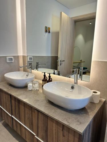 Ένα μπάνιο στο Fanadir Marina Vista