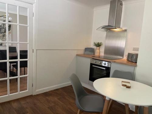 Kuchyň nebo kuchyňský kout v ubytování Luxury 2 Bedroom Norfolk Retreat-Private Hot Tub